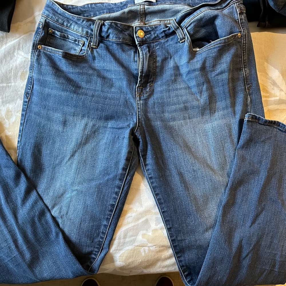 EUC Kensie jeans.